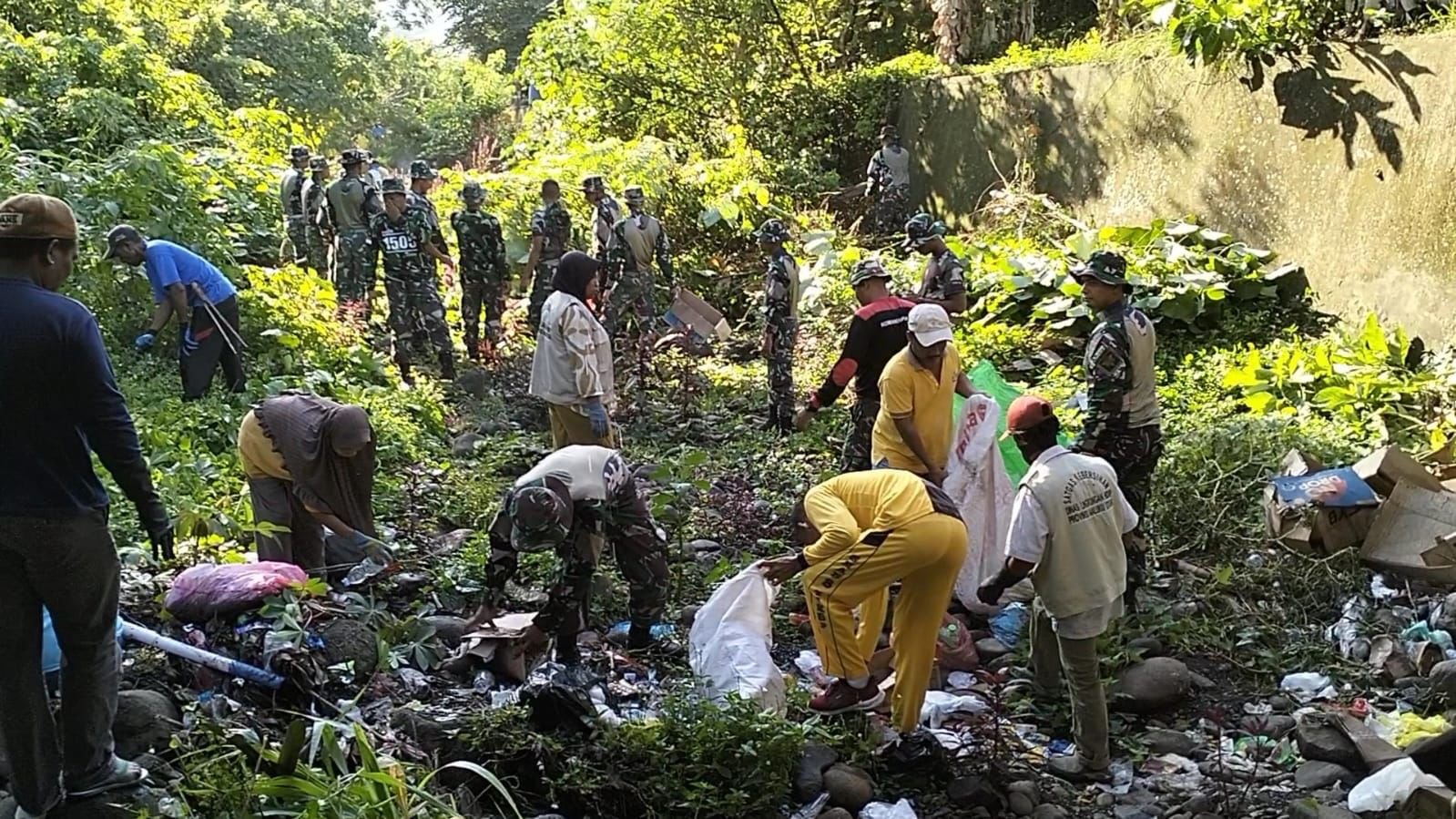 Kompi Khusu Yonif 732 Dan Masyarakat Bersama Siswa SMAN 8 Tikep Gelar Bakti Sosial