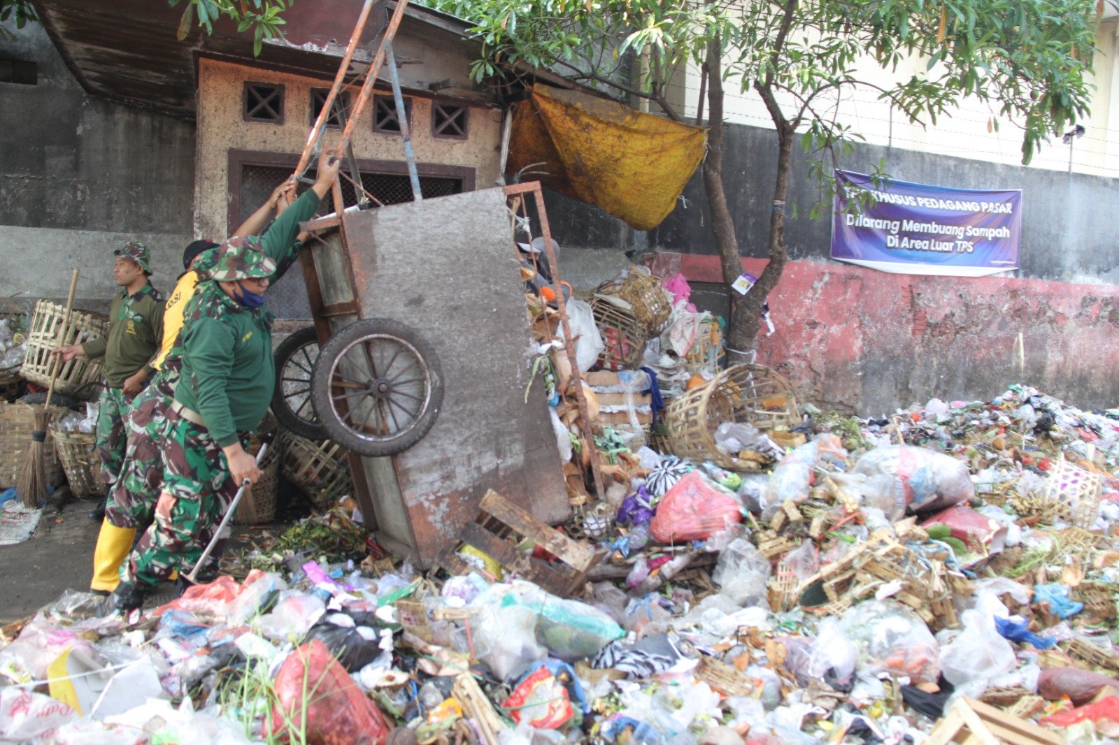 Cegah Wabah Penyakit, Koramil 0815/19 Magersari Gelar Karya Bakti Bersihkan Sampah Pasar Tanjung Anyar
