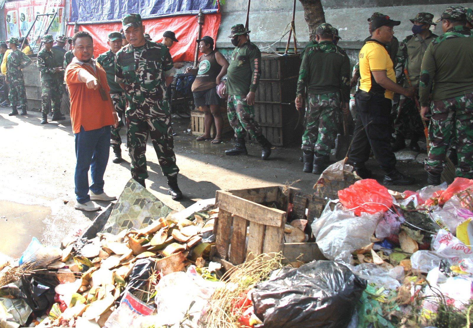 Cegah Wabah Penyakit, Koramil 0815/19 Magersari Gelar Karya Bakti Bersihkan Sampah Pasar Tanjung Anyar
