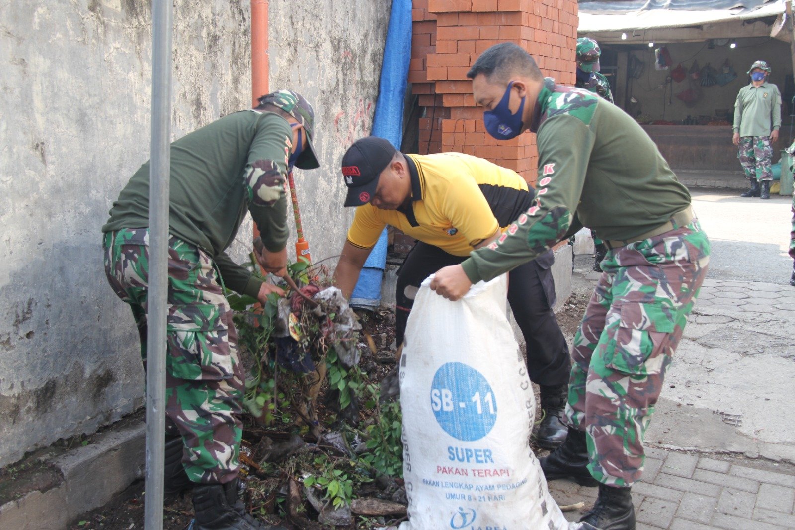 Cegah Wabah Penyakit, Koramil 0815/19 Magersari Gelar Karya Bakti Bersihkan Sampah Pasar Tanjung Anyar