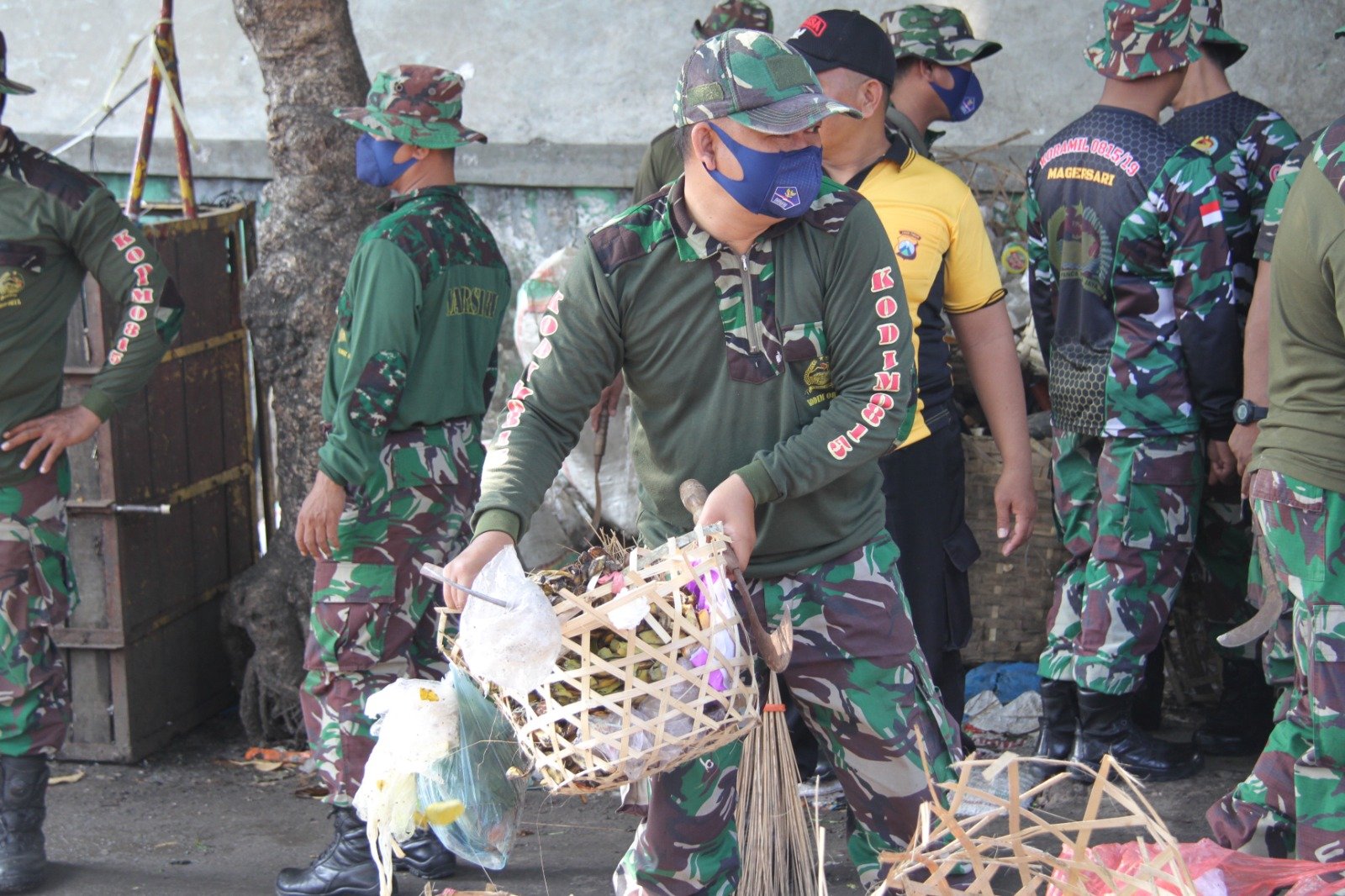 Cegah Wabah Penyakit, Koramil 0815/19 Magersari Gelar Karya Bakti Bersihkan Sampah Pasar Tanjung Anyar