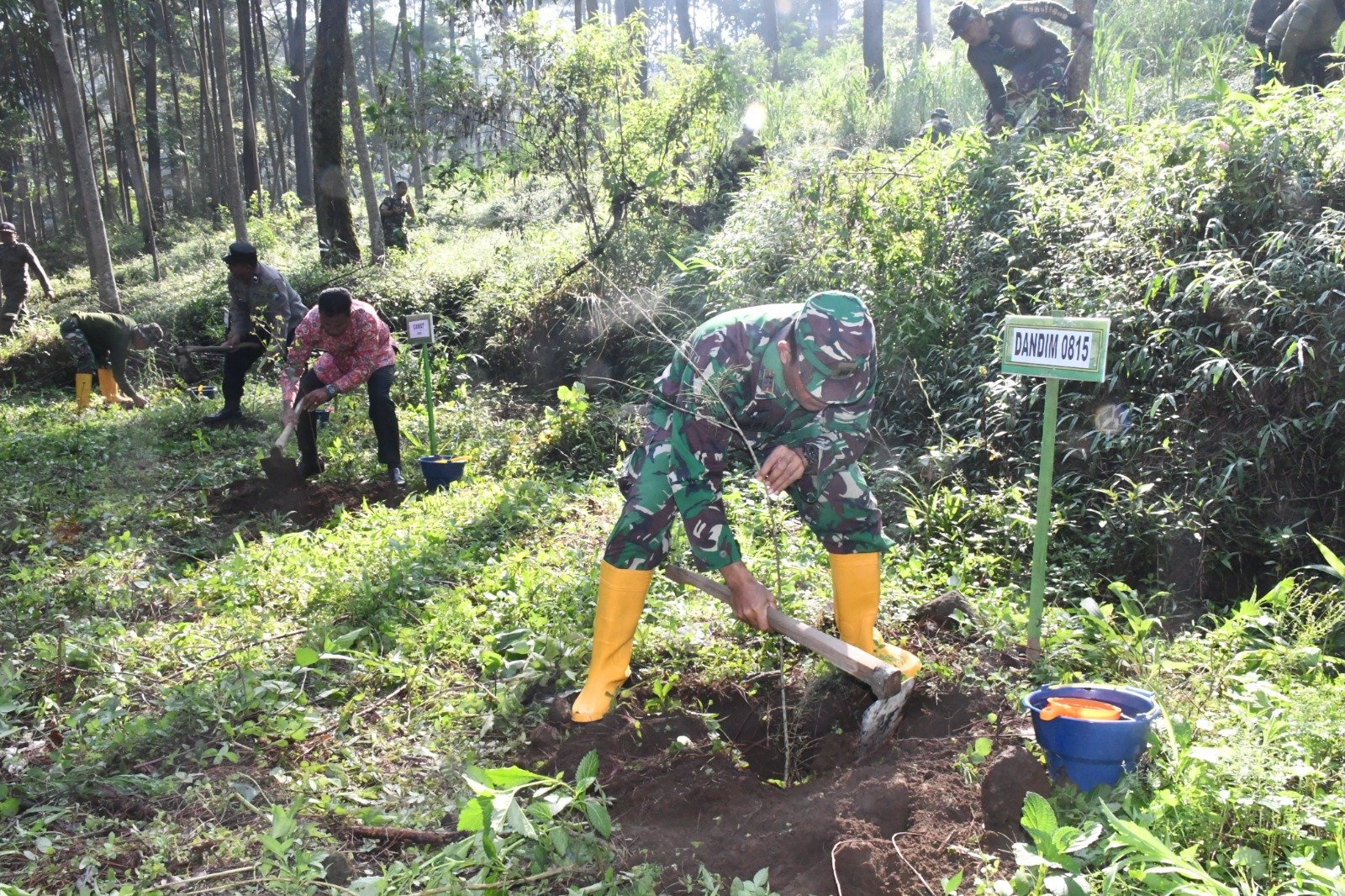 Cegah Bencana & Jaga Ekosistem, Kodim Mojokerto Bareng Stakeholder Tanam 1.500 Pohon