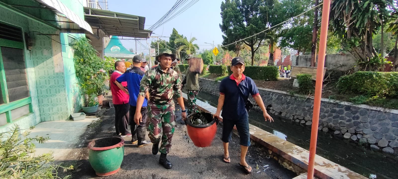 Cegah Banjir, Kodim Mojokerto Bareng DLH - Forkopimcam & Warga Bersih Bersih Sungai Kradenan
