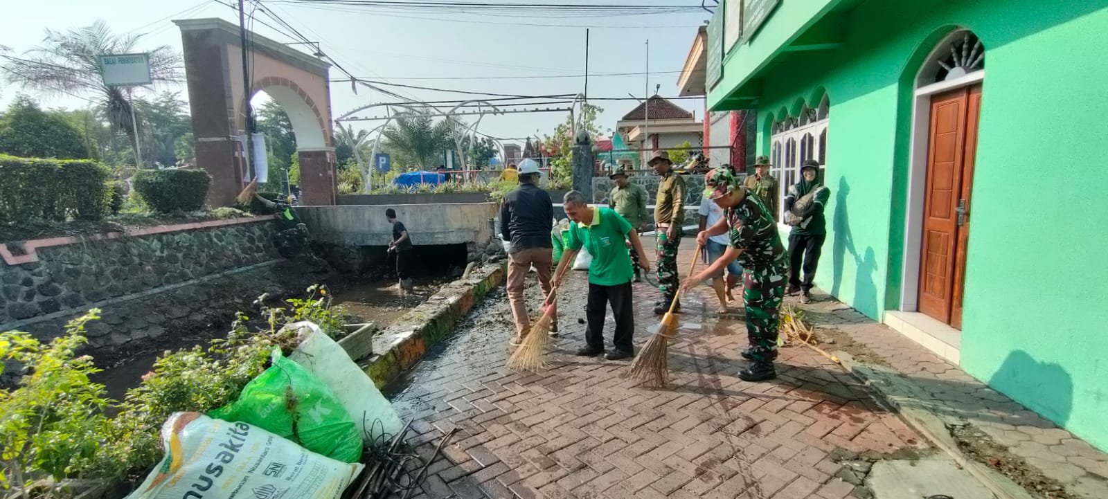 Cegah Banjir, Kodim Mojokerto Bareng DLH - Forkopimcam & Warga Bersih Bersih Sungai Kradenan