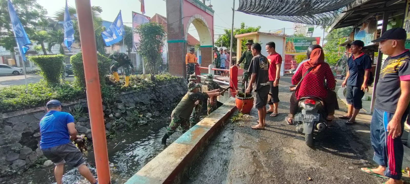 Cegah Banjir, Kodim Mojokerto Bareng DLH - Forkopimcam & Warga Bersih Bersih Sungai Kradenan