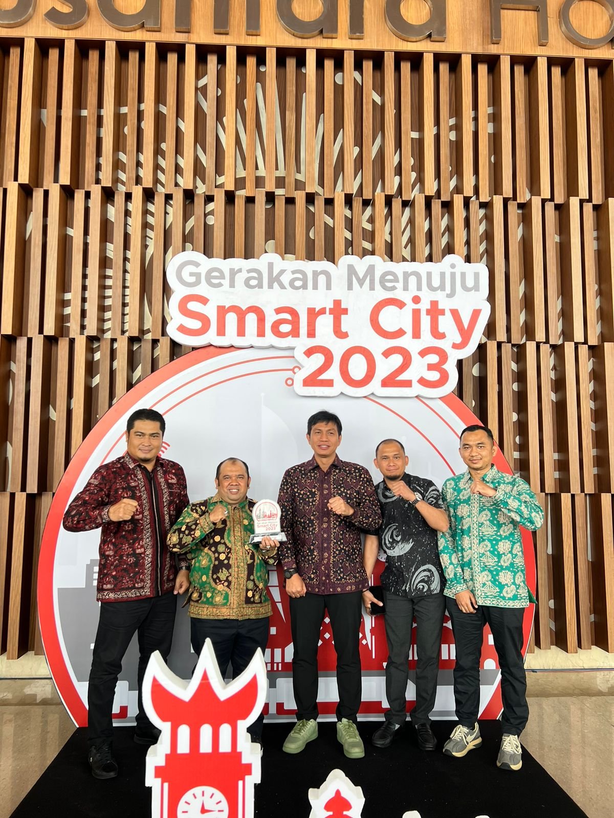 Bupati Batang Hari MHD Fadhil Arief terima Langsung Penghargaan Smart City Dari Menteri Kominfo