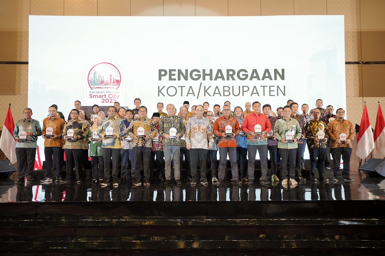 Bupati Batang Hari MHD Fadhil Arief terima Langsung Penghargaan Smart City Dari Menteri Kominfo