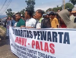 Tolak Kekerasan Terhadap Wartawan ,  Puluhan Wartawan  Melakukan Aksi  di Depan Kantor Kejari Padang Lawas