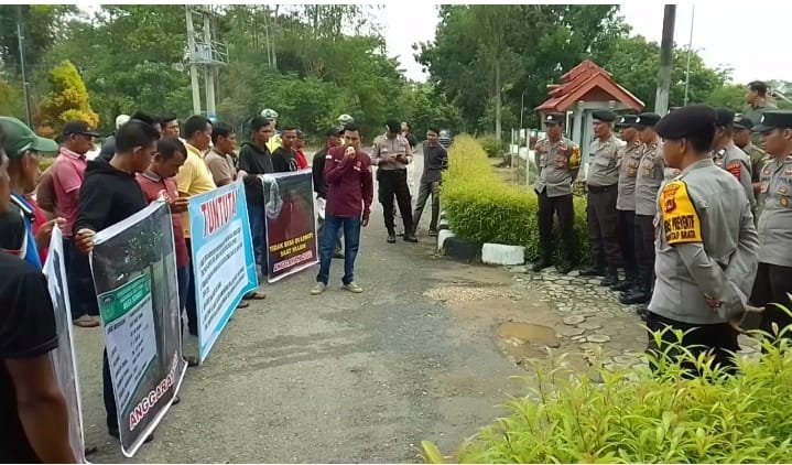Dianggap Tidak Transparan dan Memperkaya Diri,Warga Semabu Demo di Depan Inspektorat Minta Kades Di Pecat
