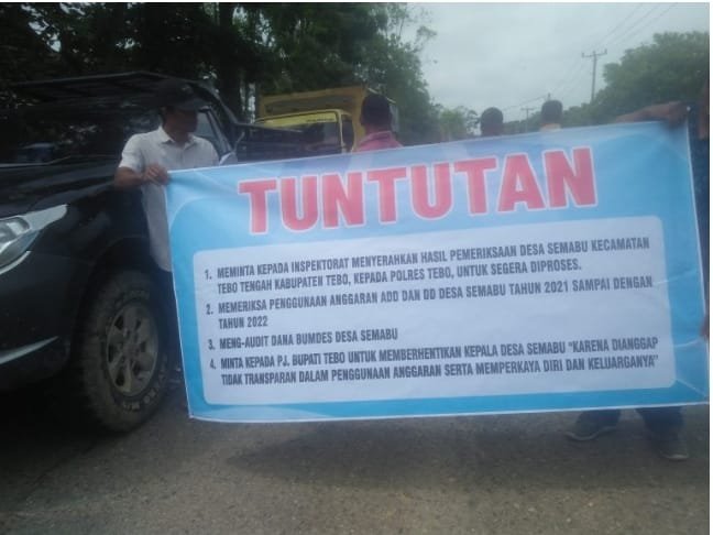 Dianggap Tidak Transparan dan Memperkaya Diri,Warga Semabu Demo di Depan Inspektorat Minta Kades Di Pecat