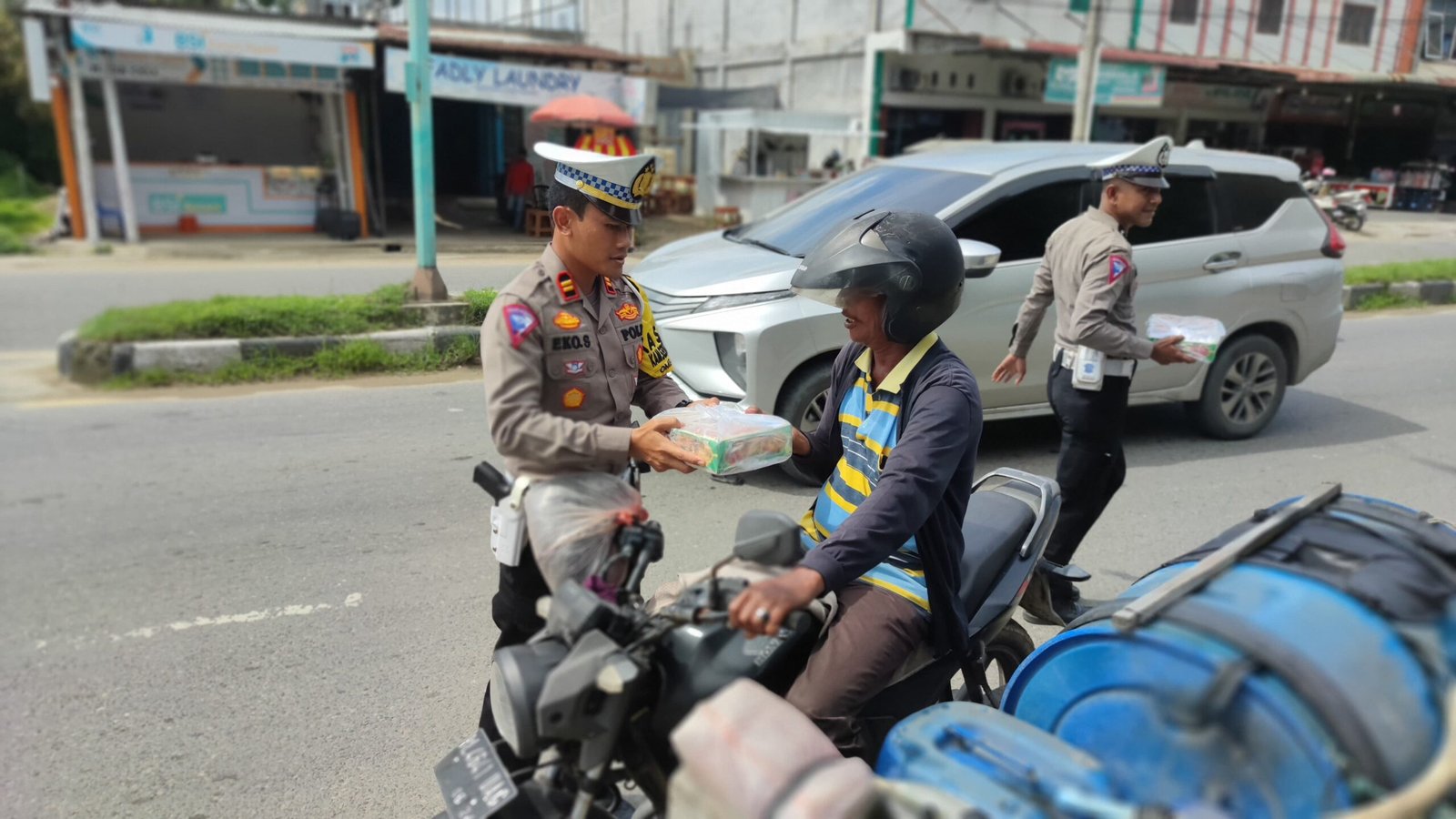 Jumat Berkah, Satlantas Polres Aceh Timur Berbagi Nasi Kotak Kepada Pengguna Jalan