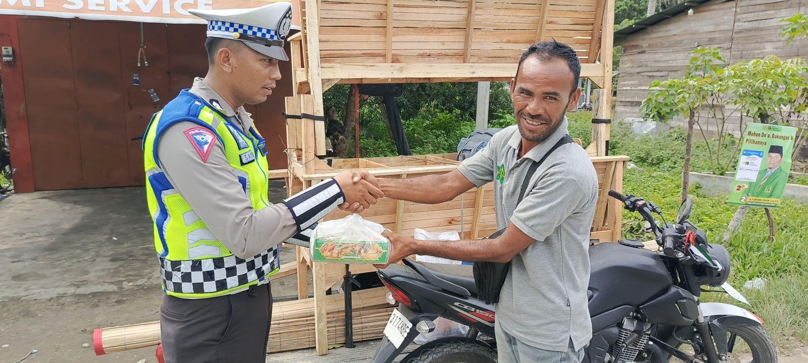 Jumat Berkah, Satlantas Polres Aceh Timur Berbagi Nasi Kotak Kepada Pengguna Jalan