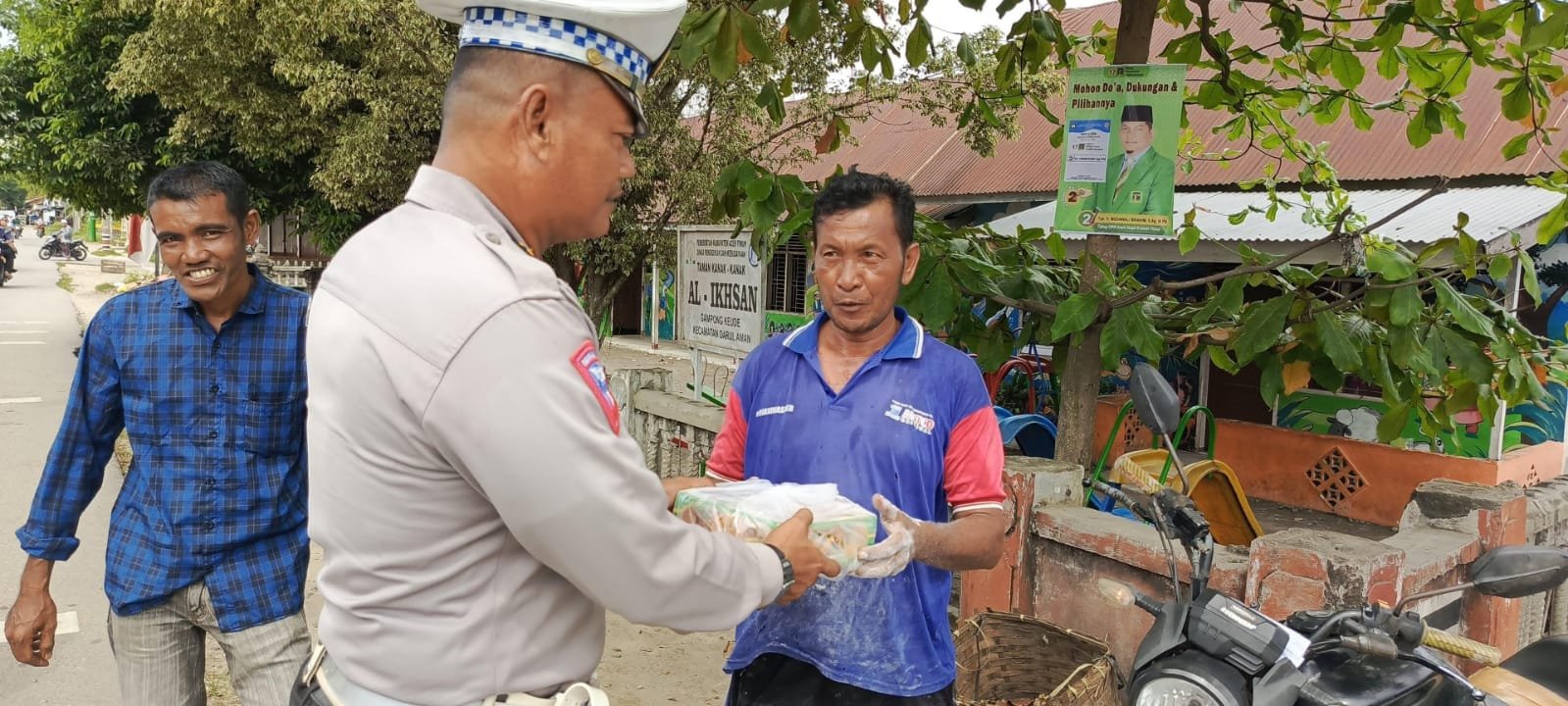 Jumat Berkah, Satlantas Polres Aceh Timur Berbagi Nasi Kotak Kepada Pengguna Jalan