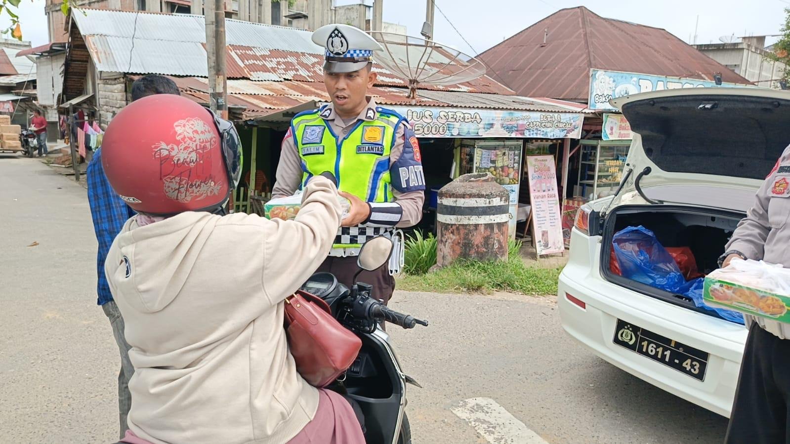 Jumat Berkah, Satlantas Polres Aceh Timur Berbagi Nasi Kotak Kepada Pengguna Jalan