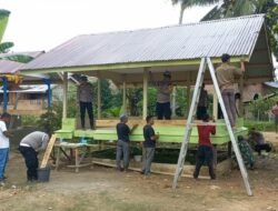 Kapolsek Pantee Bidari Gotong Royong Bersama Warga Selesaikan Pembangunan Balai Pengajian TPA Nurul Ulum