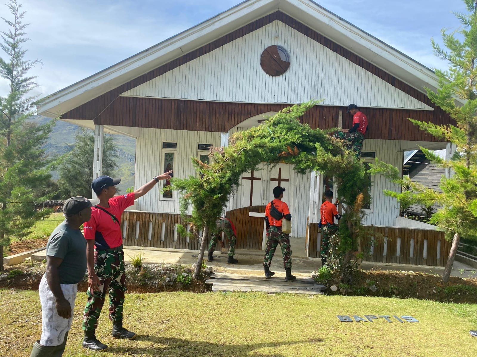 HUT ke-60, Satgas Pamrahwan Yonif 721/Makkasau Karya Bakti