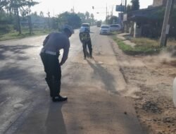 Peduli Keselamatan Pengendara, Anggota Satlantas Polres Aceh Timur Bersihkan Material Kerikil di Jalan