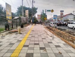 Terlihat Bersih, Gus Muhdlor Lebarkan Trotoar Depan GOR Sidoarjo Bikin Nyaman Pejalan Kaki