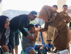 Bupati Mojokerto Serahkan Bantuan Kursi Roda Untuk Warga Trowulan