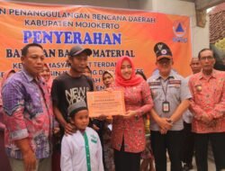 Pemkab Mojokerto Serahkan Bantuan Korban Angin Kencang Di Desa Kupang, Jetis