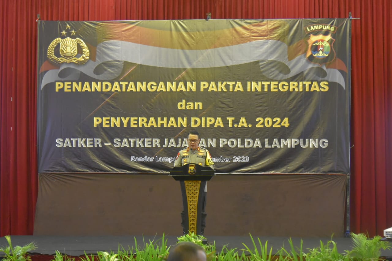 Kapolda Lampung tegaskan gunakan Anggaran Secara Tepat Sasaran, Saat Serahkan DIPA Polda Lampung TA 2024 Kepada Jajaran