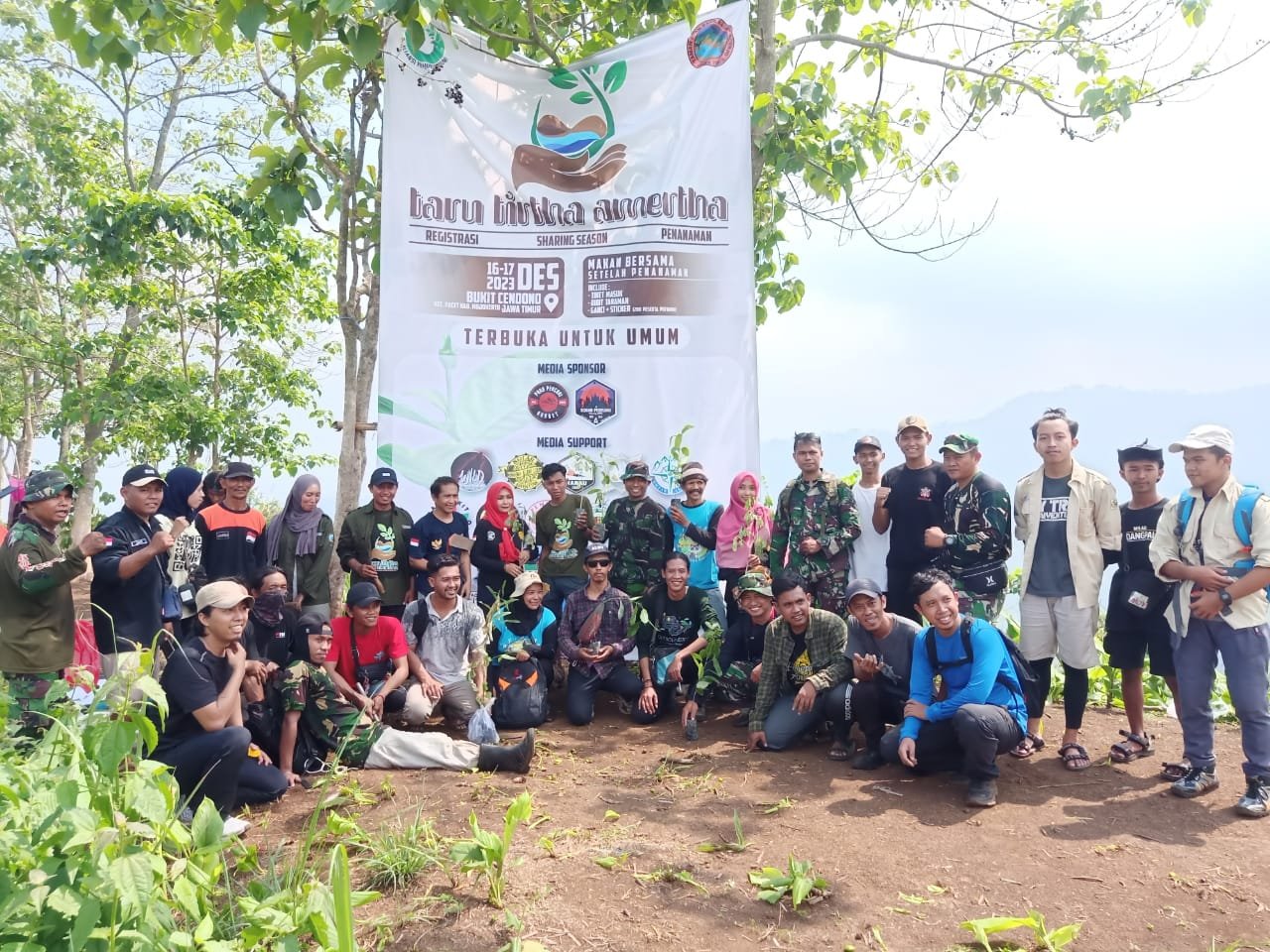 Hijaukan Bumi, Koramil Pacet Bareng Pecinta Alam Tanam Ratusan Pohon Di Bukit Cendono