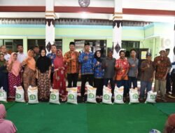 Bupati Sidoarjo Salurkan Bantuan Pangan Tahap II kepada 93.635 KPM