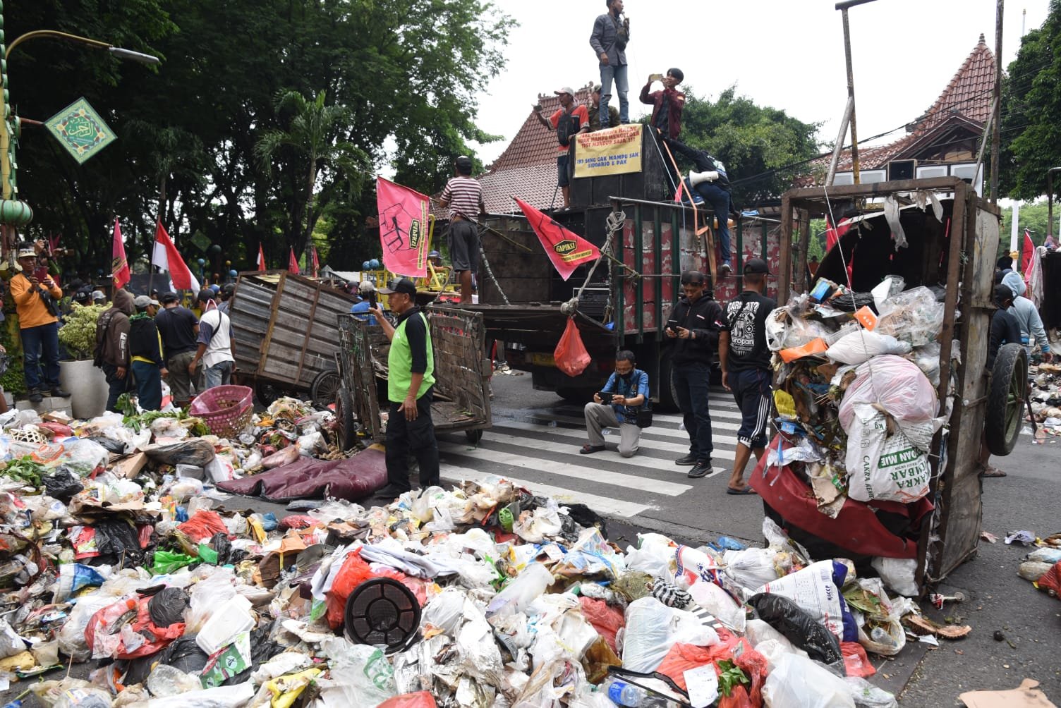 Oknum Pendemo Buang Sampah di Pendopo Sidoarjo Bakal Kena Sanksi Tipiring