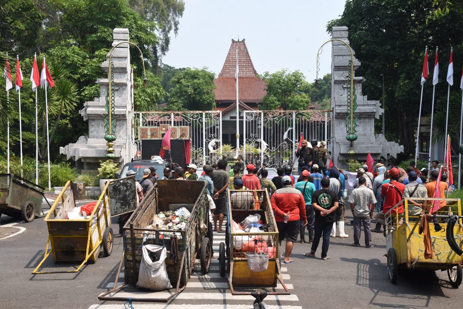 Pendemo di Pendopo Sidoarjo Bukan Petugas Kebersihan dari DLHK