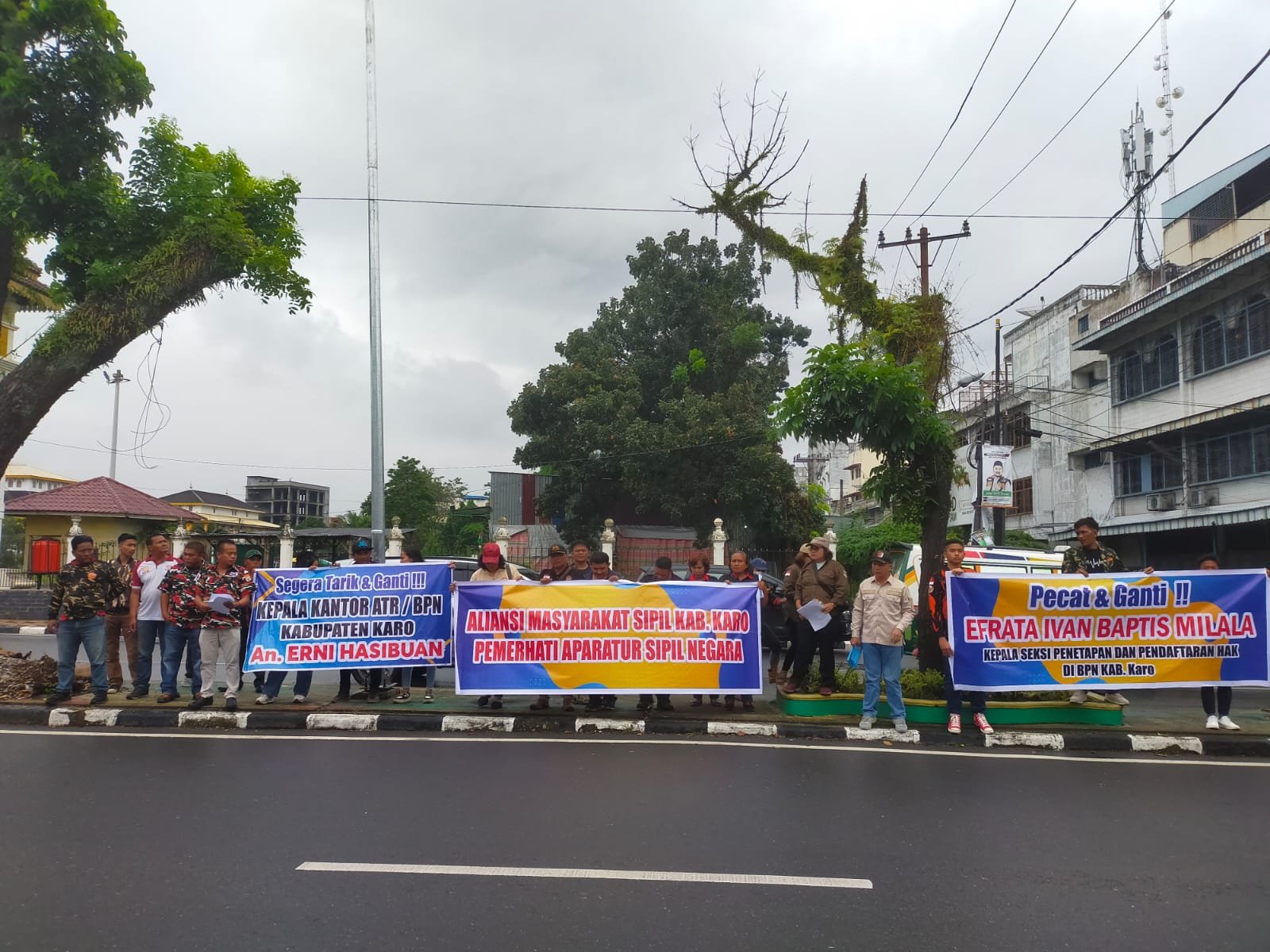 Aksi Demo Mayarakat Karo Depan Kanwil BPN Sumut, Tuntut Copot Kepala BPN Karo