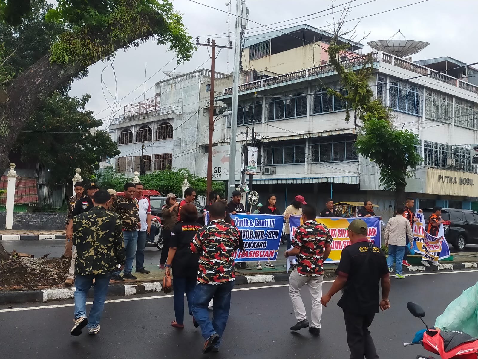 Aksi Demo Mayarakat Karo Depan Kanwil BPN Sumut, Tuntut Copot Kepala BPN Karo