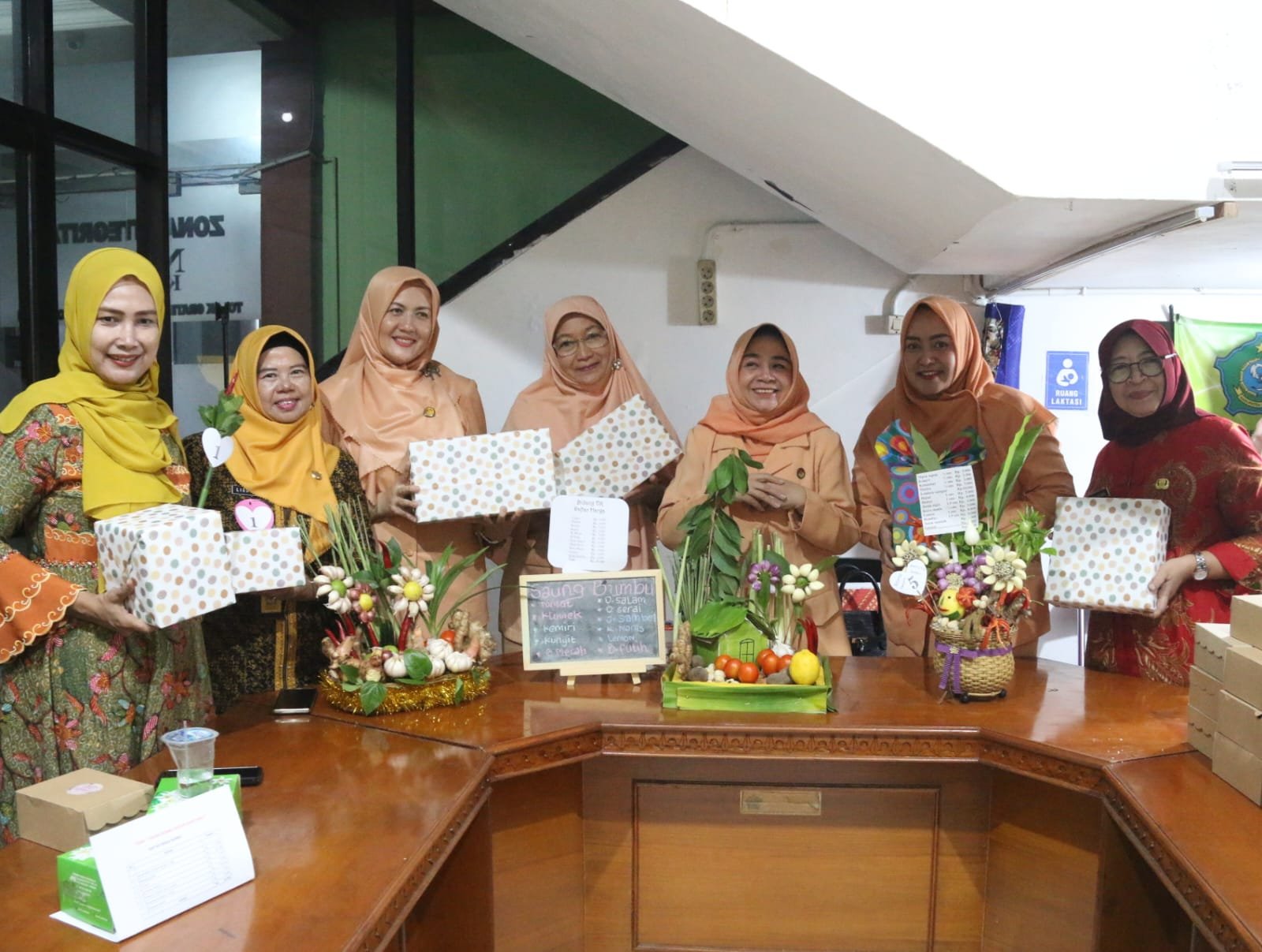 Peringati Hari Ibu, DWP Diskominfo Sidoarjo Gelar Lomba Merangkai Bumbu Dapur