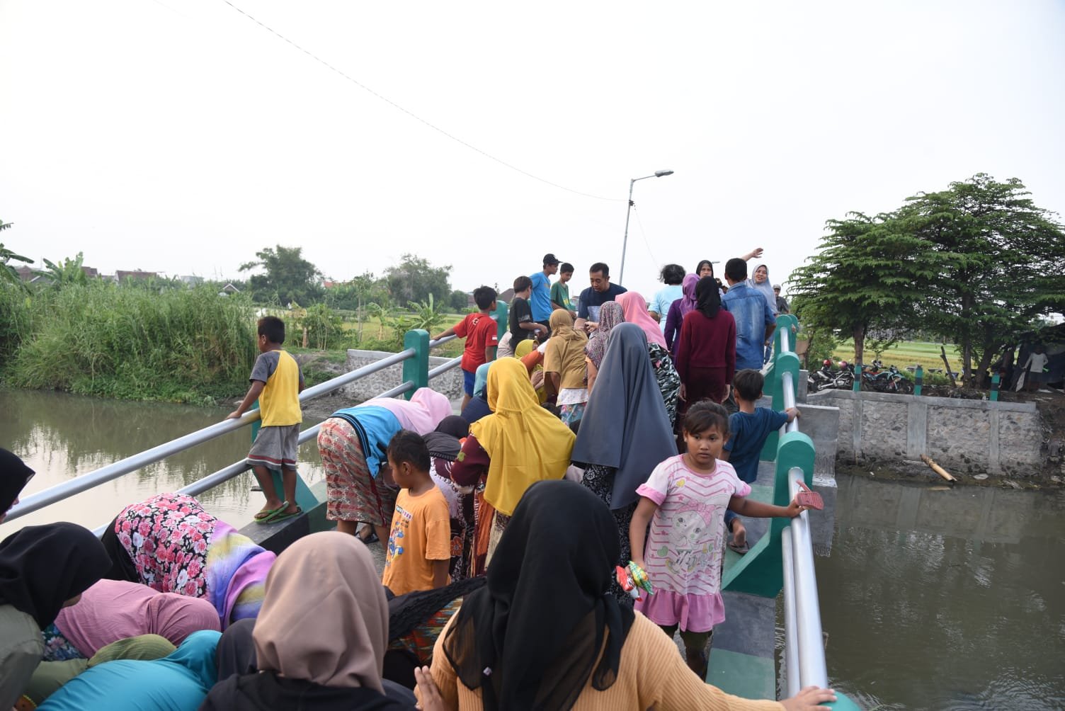 Gus Muhdlor Syukuran Bersama Warga Atas Rampungnya  Pembangunan Jembatan Shirotol Mustaqim Klurak Sidoarjo