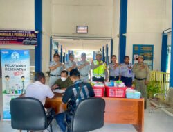 Kasat Lantas Polres Bireuen  Bersama Jasa Raharja Memberikan Pengobatan Gratis Di Terminal Tipe B