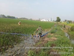 Sawah Tadah Hujan, Babinsa Koramil Jetis Dampingi Petani Alirkan Air Sumur Bor