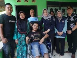 Bupati Ikfina Kembali Serahkan Bansos Kursi Roda Kepada Penyandang Disabilitas