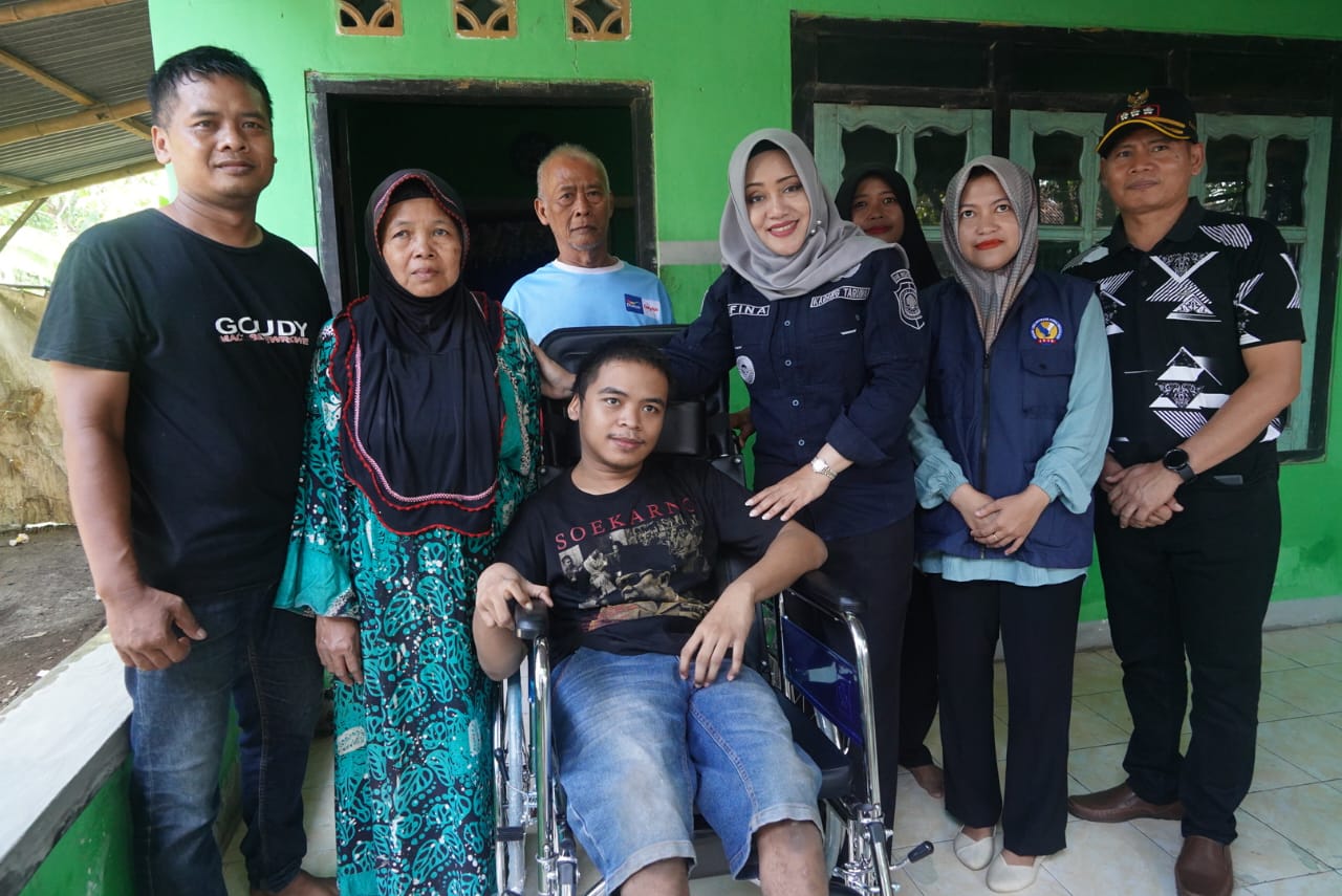 Bupati Ikfina Kembali Serahkan Bansos Kursi Roda Kepada Penyandang Disabilitas