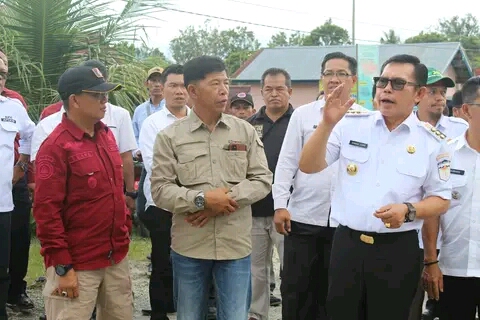 Walikota Drs. Ahmadi Zubir Peduli Korban Banjir di Kecamatan Hamparan Rawang Sungai Penuh