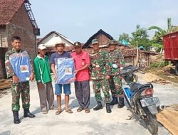 Rumah Warga Rusak Akibat Puting Beliung, BPBD Kabupaten Mojokerto Bareng Koramil 0815/06 Kemlagi Distribusikan Terpal