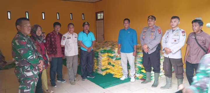 Merespon Keluhan Warga Al Mashuri Anggota DPRD Provinsi Jambi Serahkan 1,823 Paket Bantuan Kepada warga Tebo Ulu