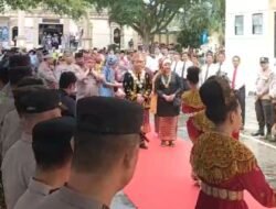 Resmi Bergelar Datuk Dubalang Sakti Utamo Dari LAM Jambi Kapolda  Jambi di Sambut Tari Persembahan Setiba Di Mapolda Jambi