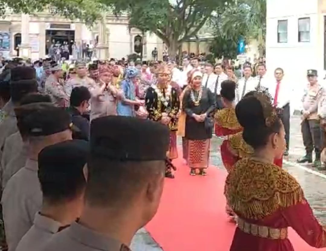 Resmi Bergelar Datuk Dubalang Sakti Utamo Dari LAM Jambi Kapolda Jambi di Sambut Tari Persembahan Setiba Di Mapolda Jambi