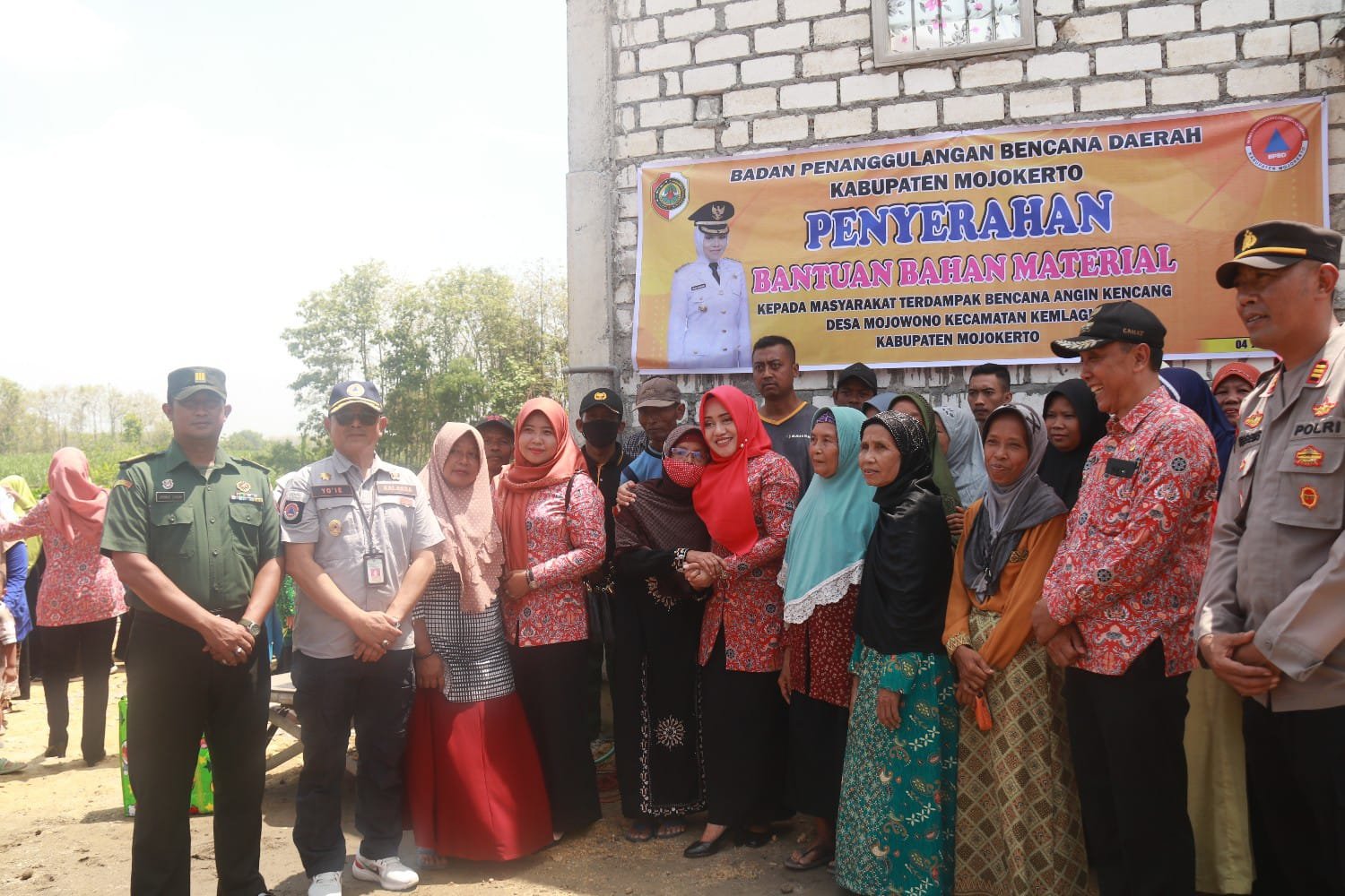 Pemkab Mojokerto Salurkan Bantuan Rumah Warga Terdampak Angin Kencang Di Kemlagi