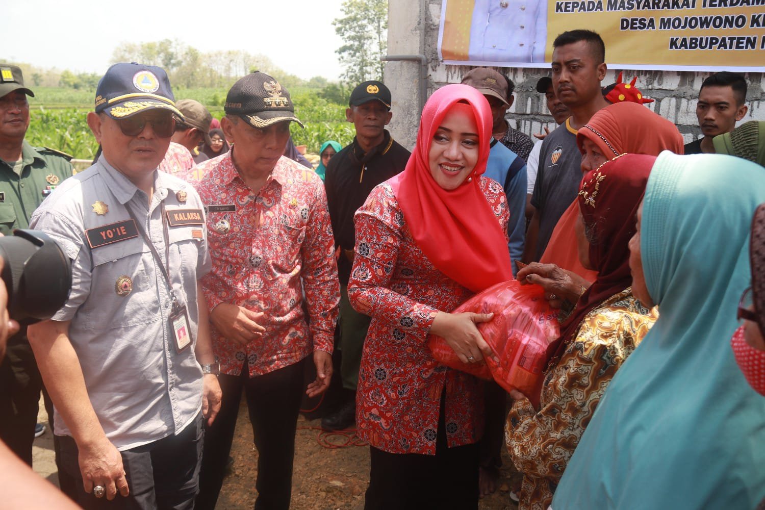 Pemkab Mojokerto Salurkan Bantuan Rumah Warga Terdampak Angin Kencang Di Kemlagi