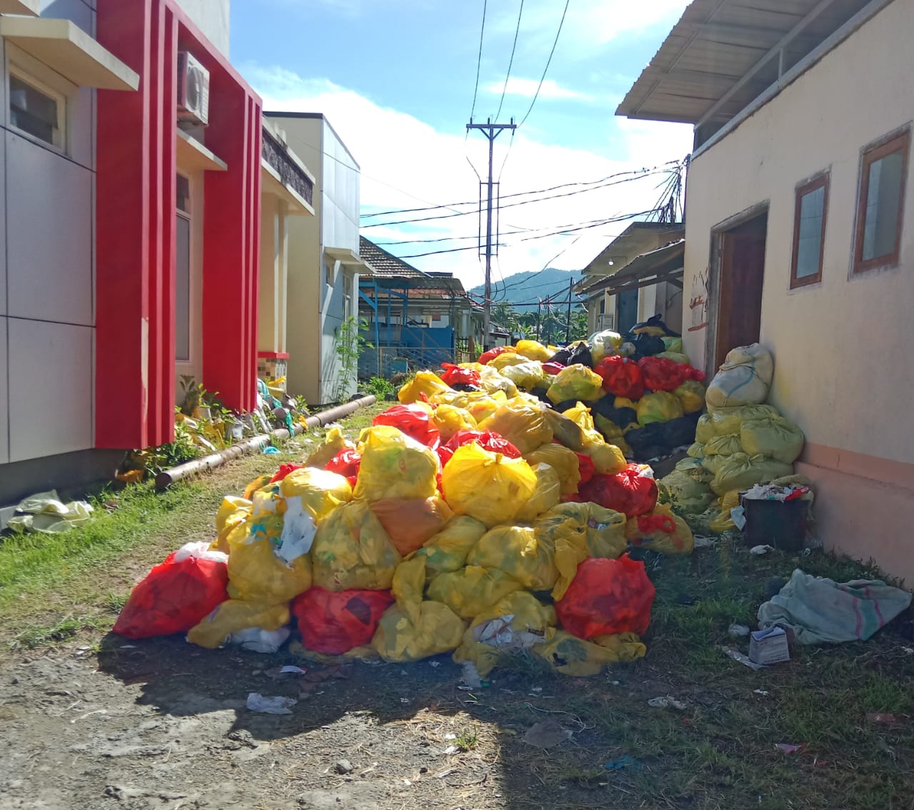 Ratusan Ton Sampah Dan Limbah Medis Numpuk Di RSUD Labuha Meresahkan Warga