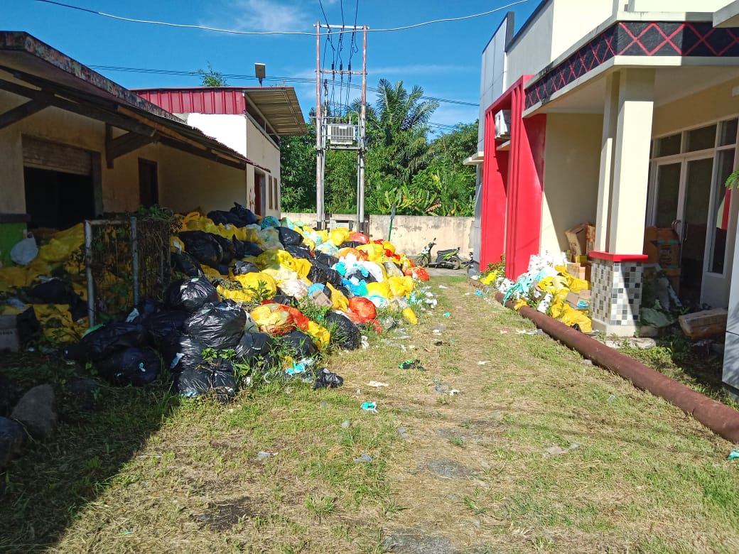 Ratusan Ton Sampah Dan Limbah Medis Numpuk Di RSUD Labuha Meresahkan Warga
