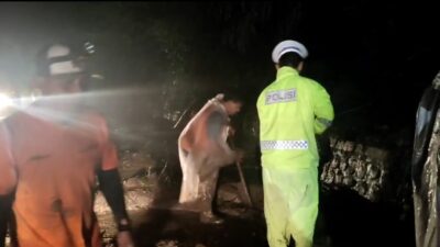 Polisi Bersama TNI dan Warga Bersihkan Material Longsor di Magetan, Jalur Wisata Sarangan Kembali Normal