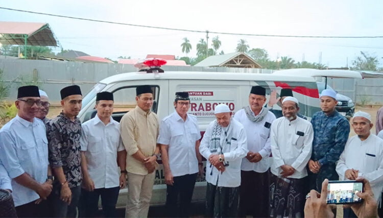 Sangat Mulia Calon Presiden RI Nomor Urut 2 Prabowo Subianto Untuk Santri Menyerahkan Satu Unit Mobil Ambulance