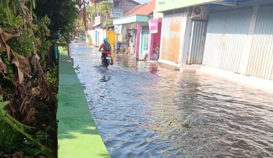 Jalan Mawar Dusun Sambirono Wetan, Desa Sidodadi, Kecamatan Taman, Kabupaten Sidoarjo Jawa Timur (Jatim) dilaporkan kembali banjir berhari-hari, Minggu (7/1/2024).