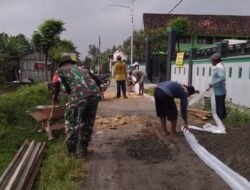 Babinsa Deket Dikerahkan, Bantu Perbaikan Jalan Desa